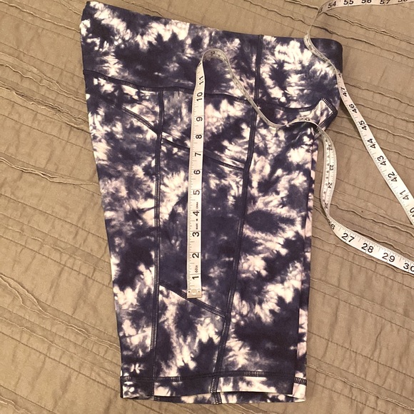 Like New GapFit Blackout High Rise Bike Shorts - Picture 8 of 9